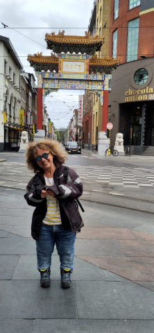 Dolli vor China Town Antwerpen