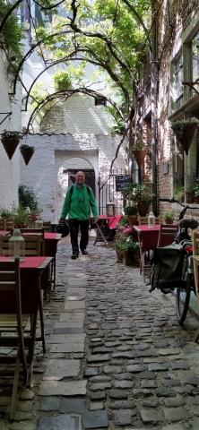 Elmi im gleichen Innenhof - nur andersrum