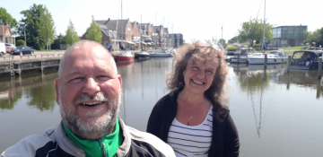 Dolli und Elmi in Oude-Tonge am Hafen