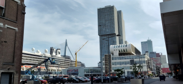 Kreuzfahrt-Terminal in Rotterdam direkt nebenan