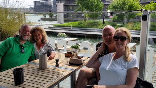 Lisa und Robert und Dolli und Elmi beim Frühstück