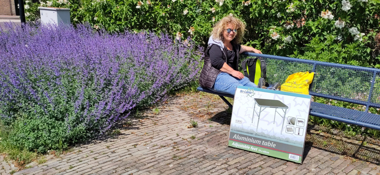 Dolli und unser neuer Campingtisch auf einem Sonnenbänkle in Heinkenszand