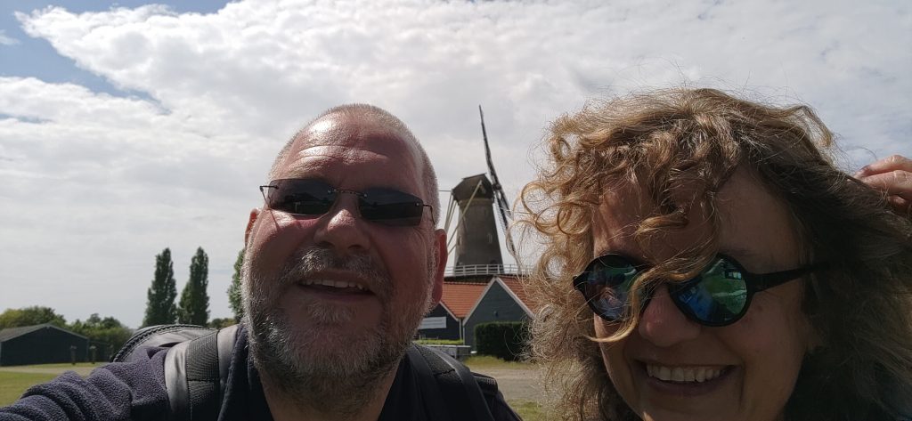 Dolli und Elmi mit Windmühle in Vlissingen