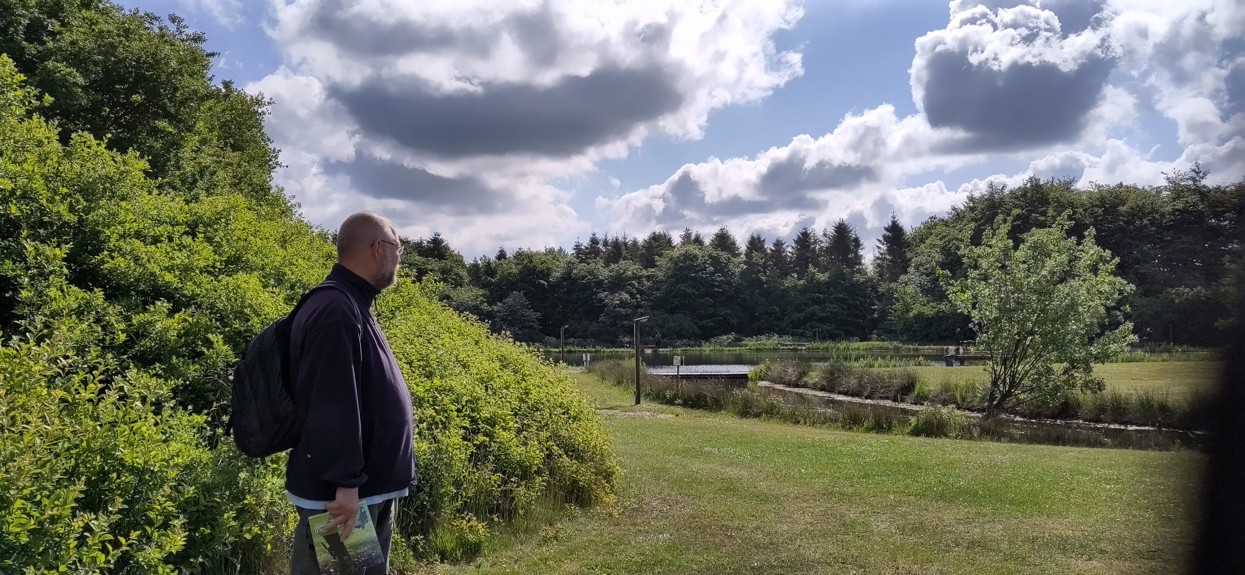 Elmi am Angelsee, im Hintergrund der kleine See