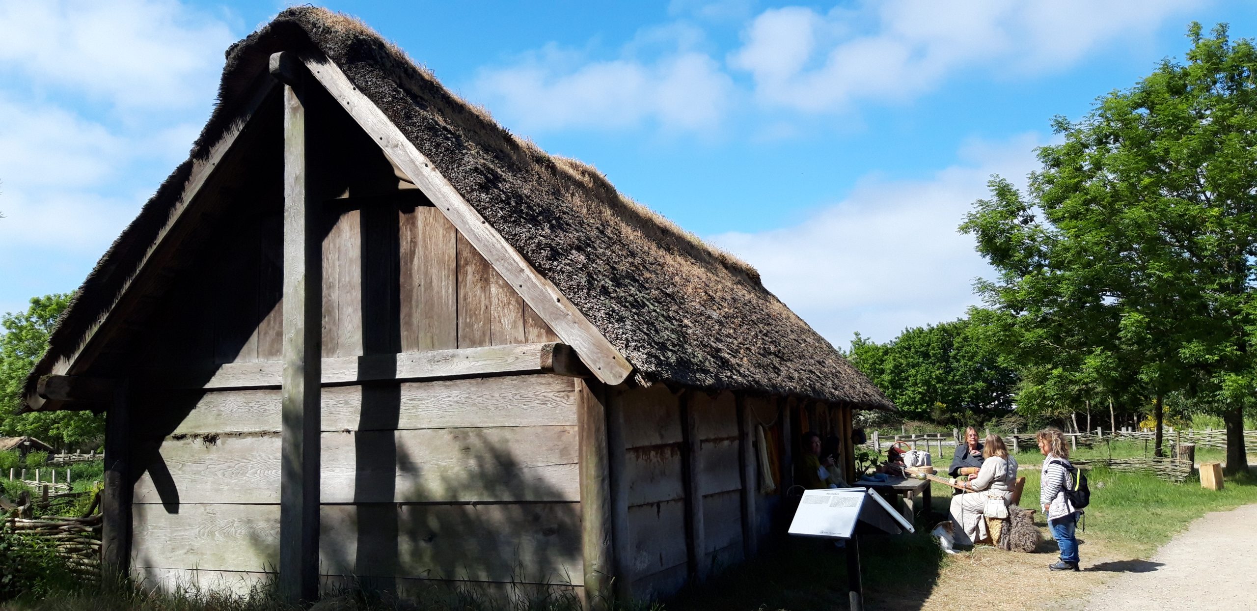 Blockhaus eines Wikinger-Dorfes, Angestellte und Dolli