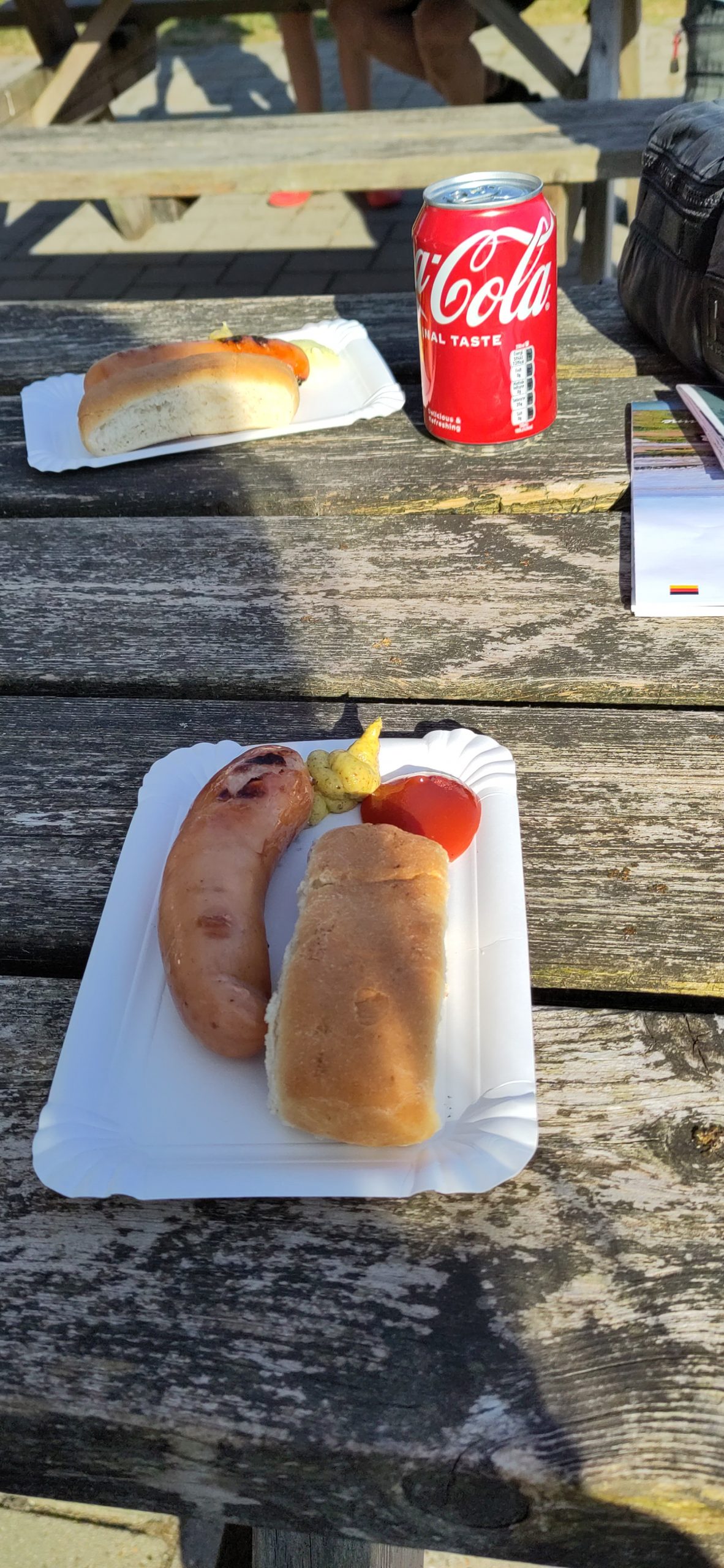 Grillabend auf dem Campingplatz - Würstchen und Cola