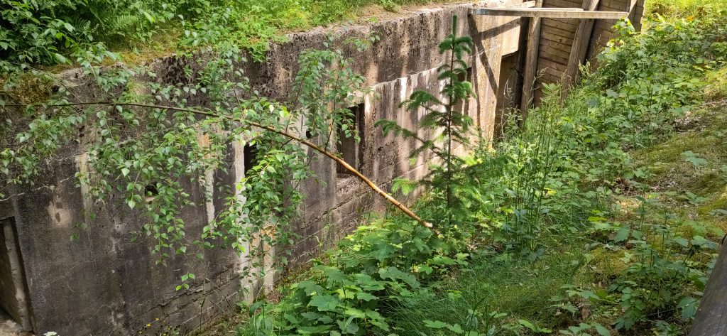 Bunker mit Schützengraben