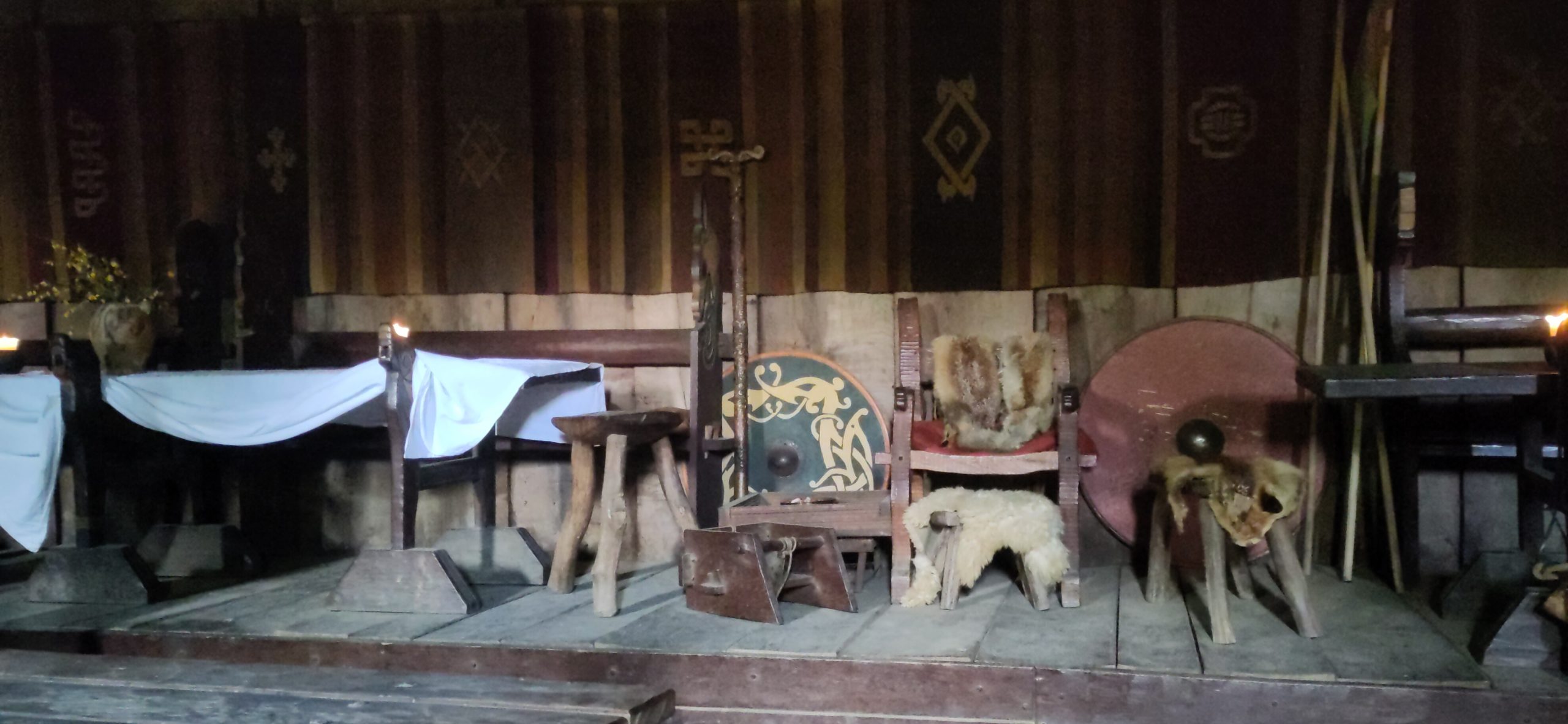 Langhaus eines Wikinger-Gutshofs mit Sitzplätzen, Tischen und sonstigen Utensilien