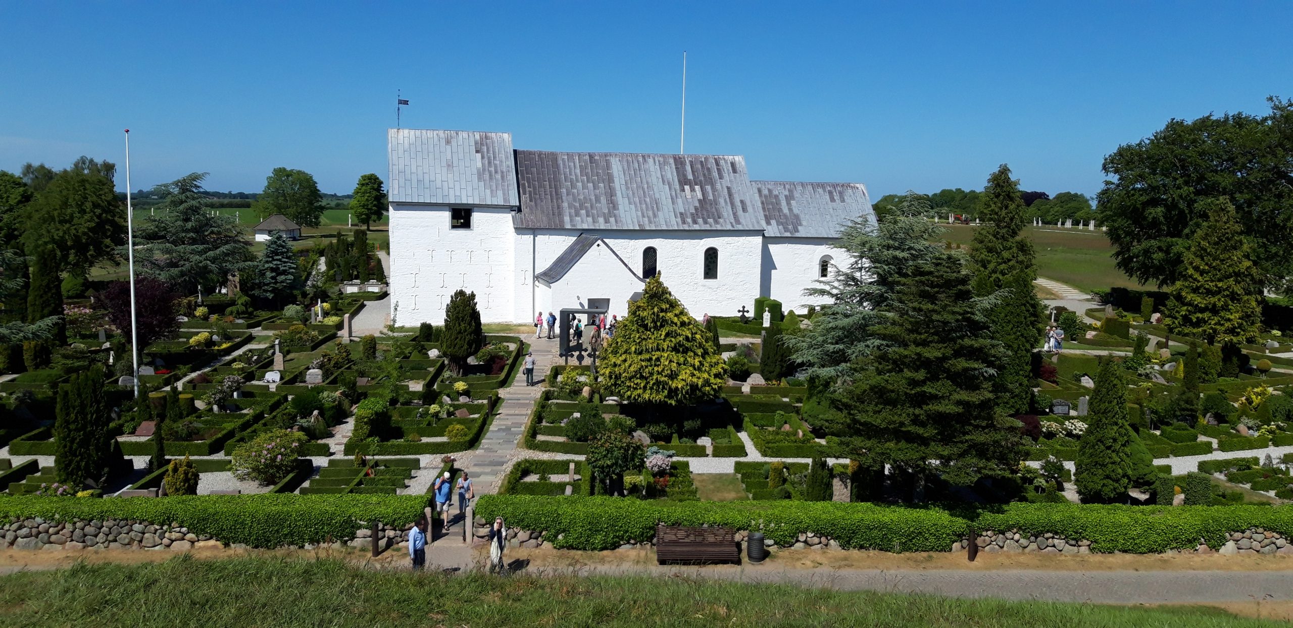 Kirche von Jelling vom Hügel herunter