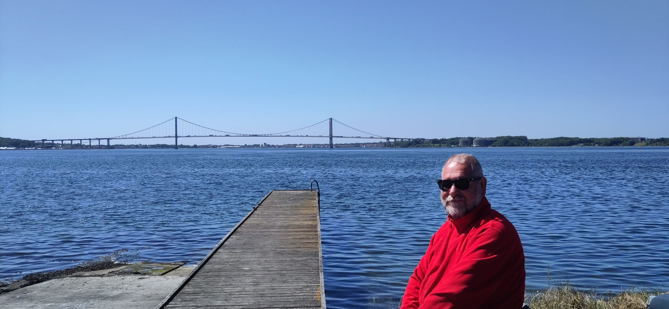 Elmi auf dem Sonnenbänkle und die Brücke im Hintergrund