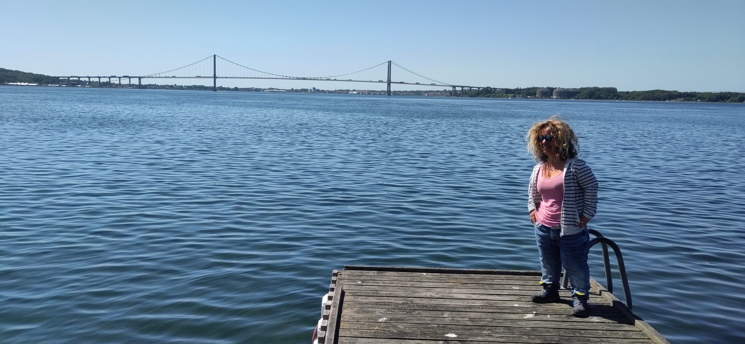Dolli auf dem Steg und die Brücke im Hintergrund