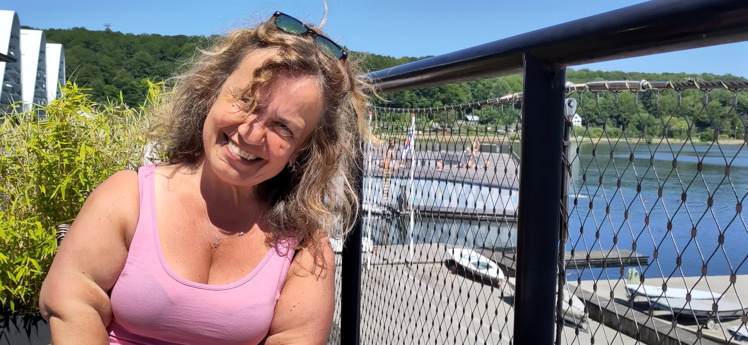 Dolli auf der Terrasse des Restaurants