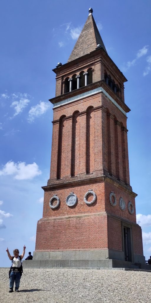 Dolli und der Himmelbergjet-Turm
