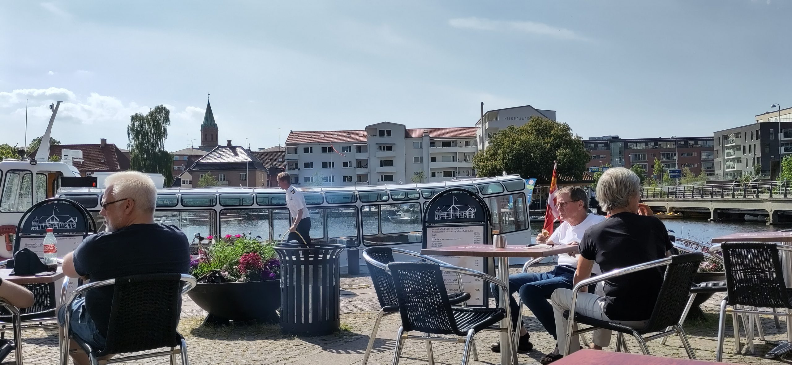 Eis und Kaffee am Wasser und im Sonnenschein - was gibt es Schöneres?!